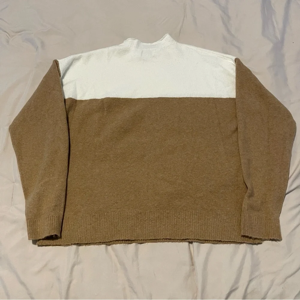 J-Crew Tan and White Women’s Sweater Size M